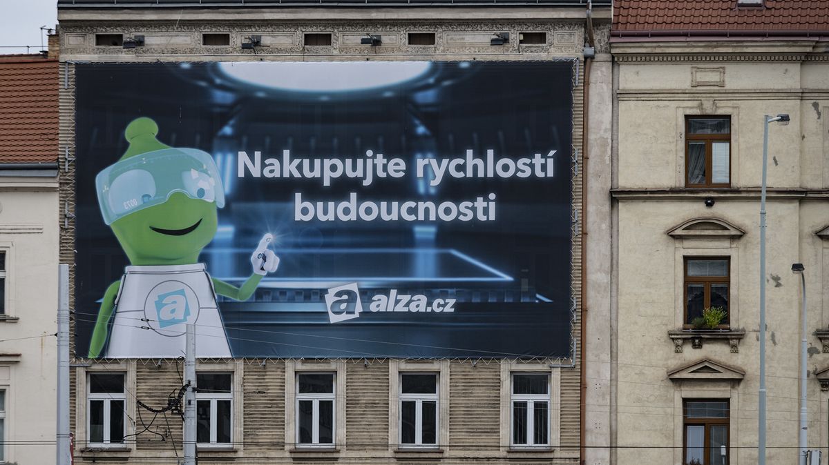 Vzpoura majitelů reklamních plachet. Odmítají se stáhnout z pražských domů